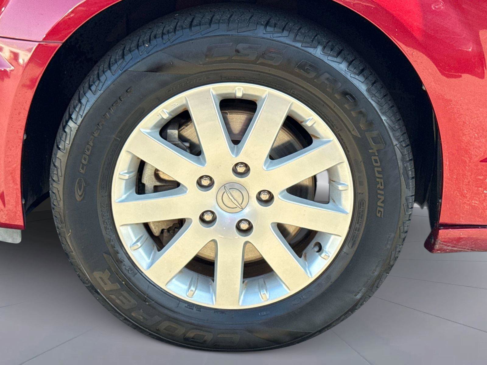 Used 2016 Chrysler Town & Country Touring image 10