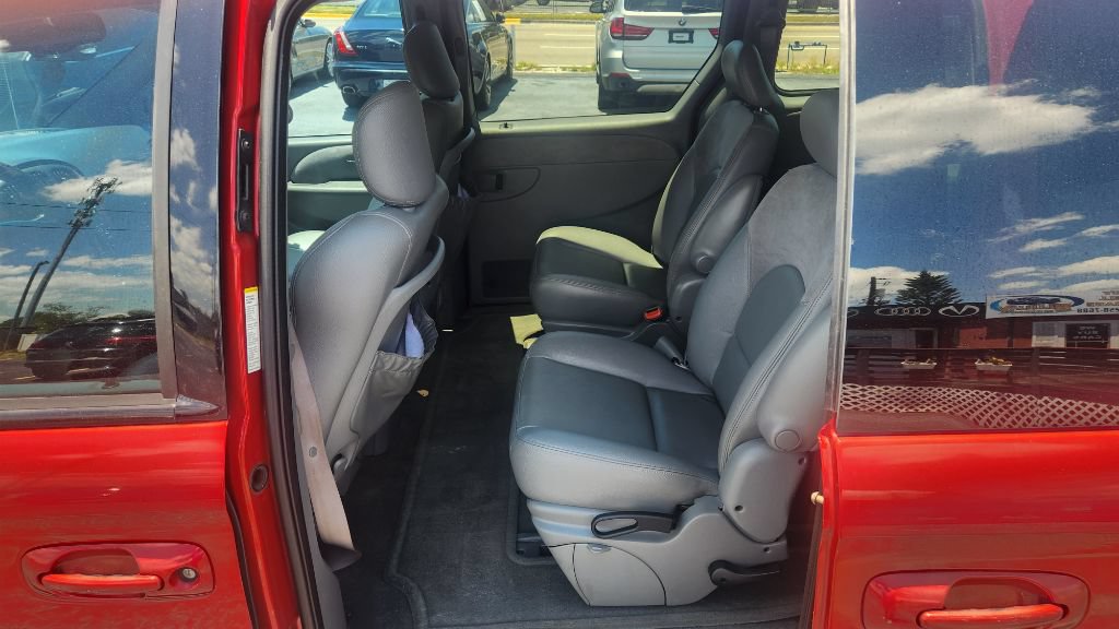 Used 2004 Chrysler Town & Country Limited FWD image 11