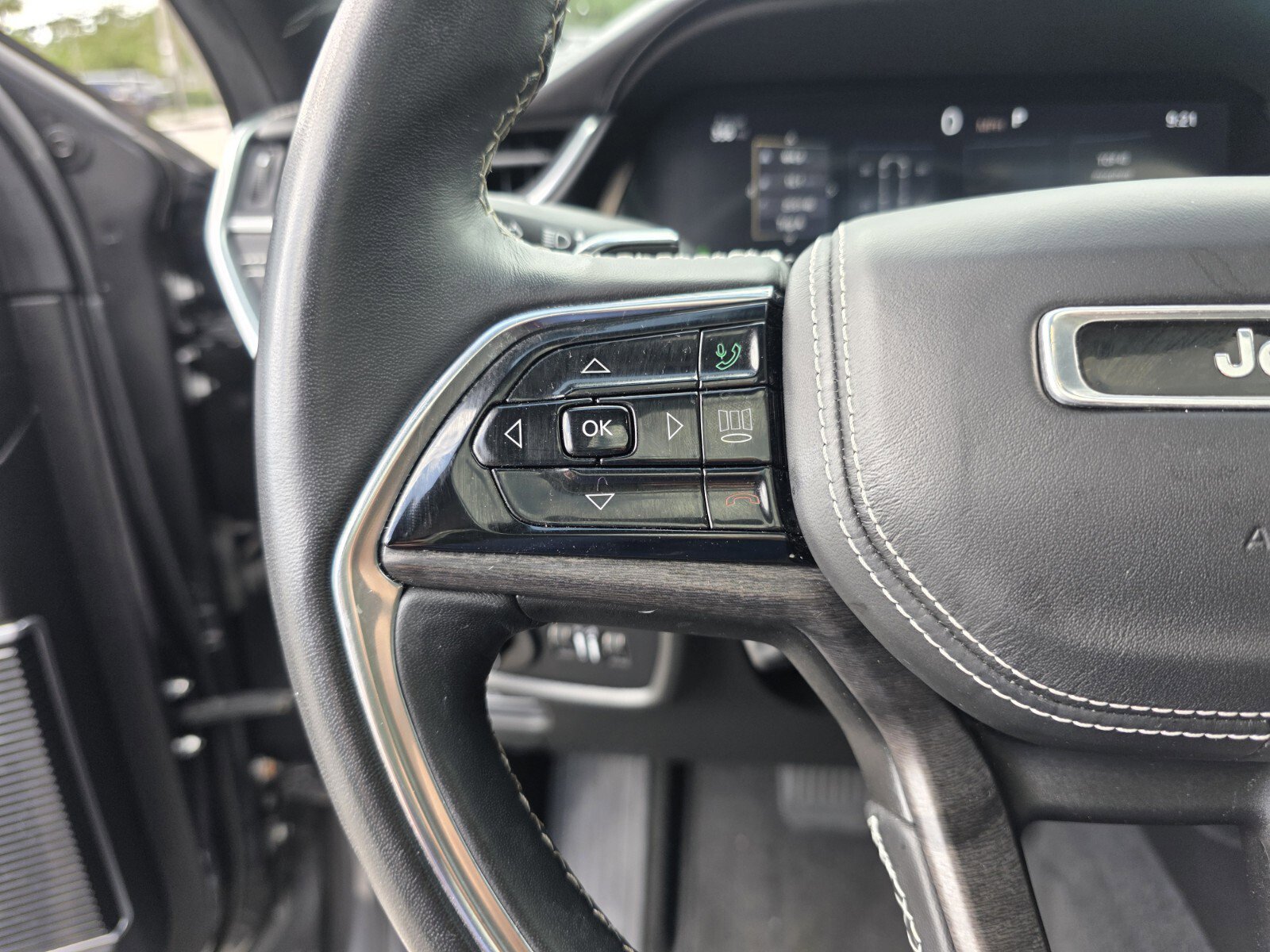 Used 2022 Jeep Grand Cherokee L Overland w/ Luxury Tech Group IV RWD image 19