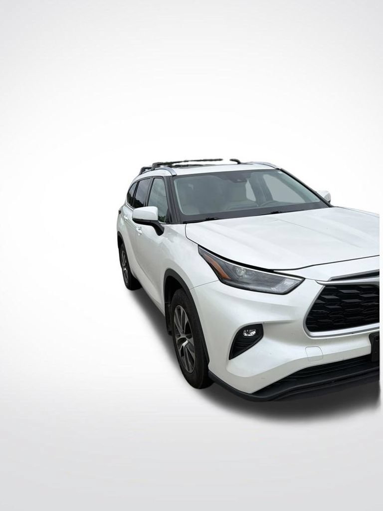 Used 2021 Toyota Highlander XLE AWD/4WD image 5
