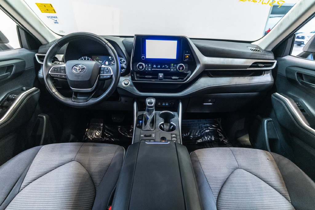 Used 2025 Toyota Highlander LE AWD/4WD image 11