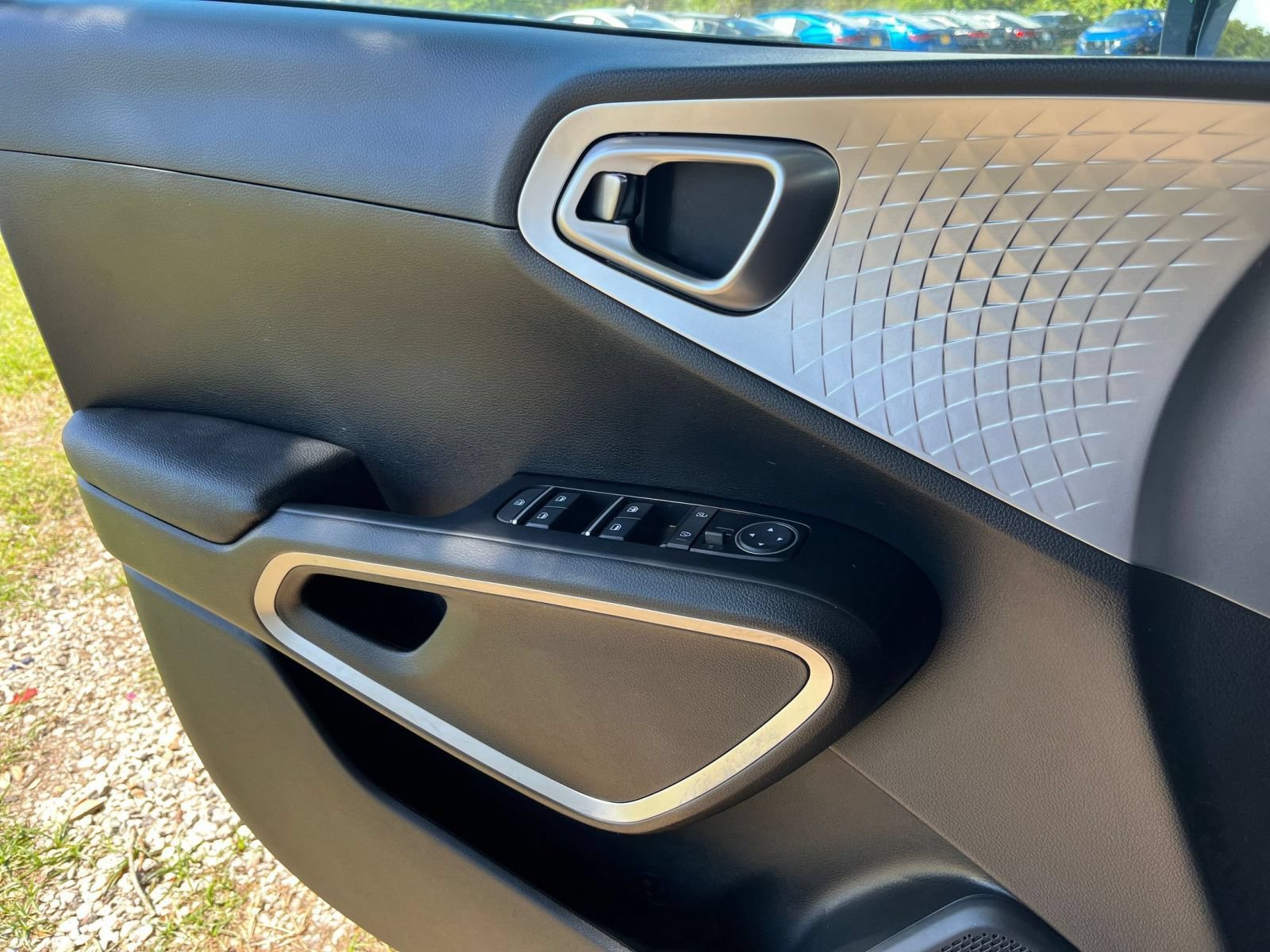 Used 2025 Kia Soul LX w/ LX Technology Package FWD image 18