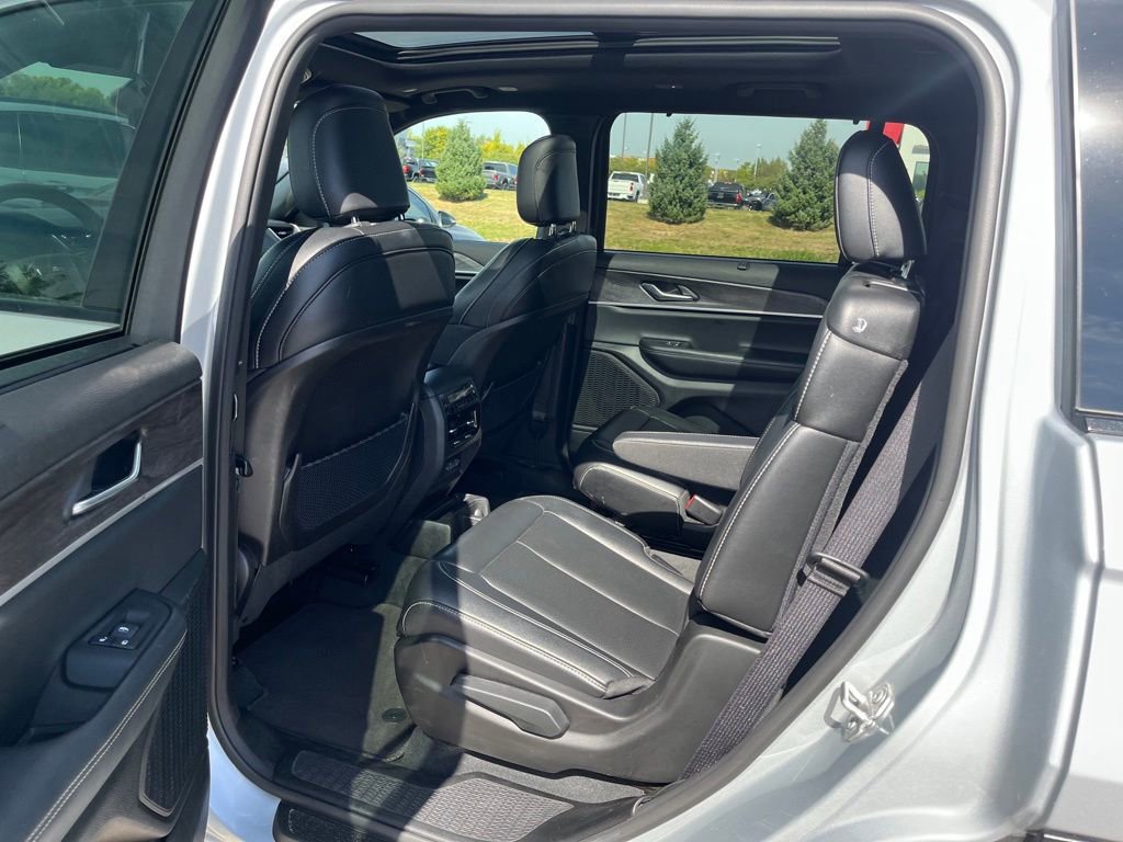 Used 2024 Jeep Grand Cherokee L Limited w/ Luxury Tech Group II image 27