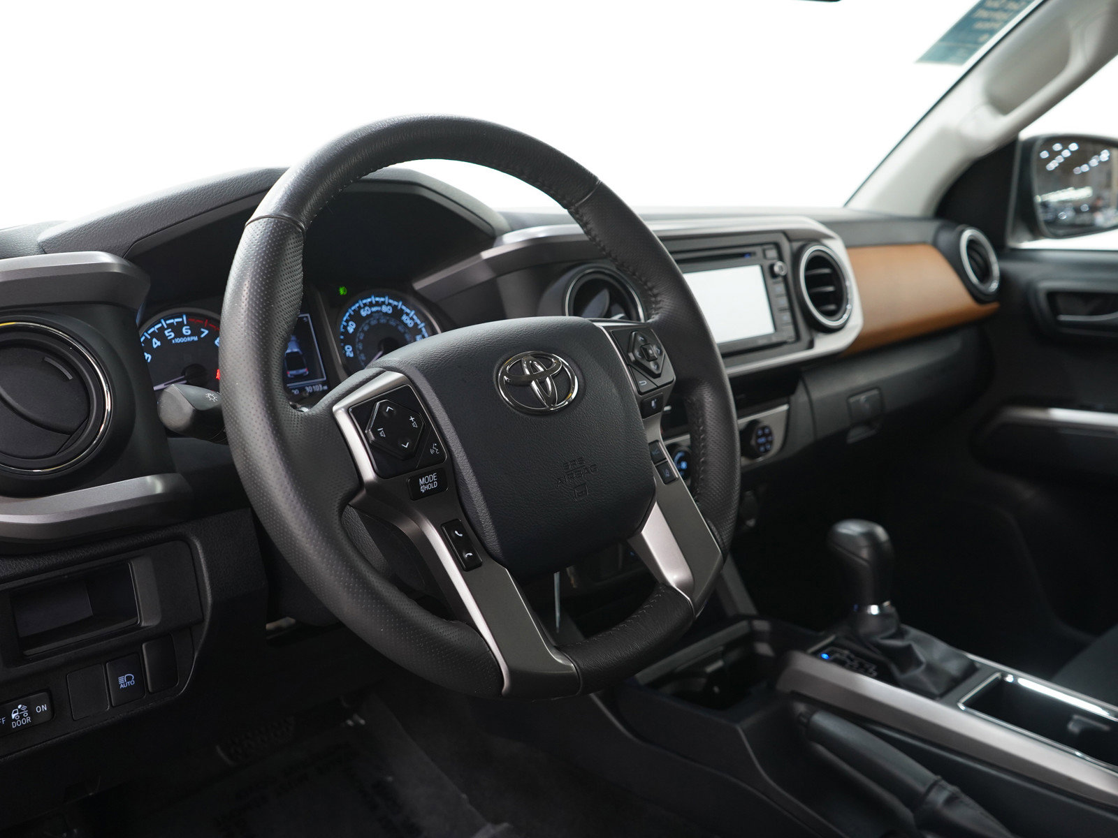 Used 2018 Toyota Tacoma SR5 AWD/4WD image 25