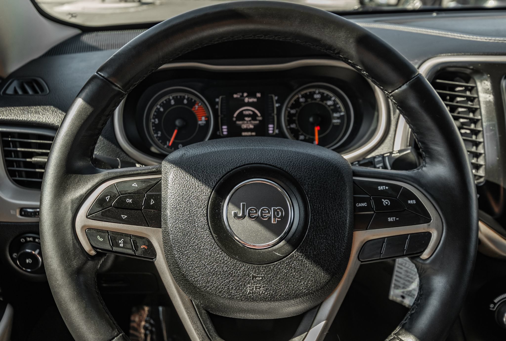 Used 2018 Jeep Cherokee Latitude w/ Altitude Package AWD/4WD image 15