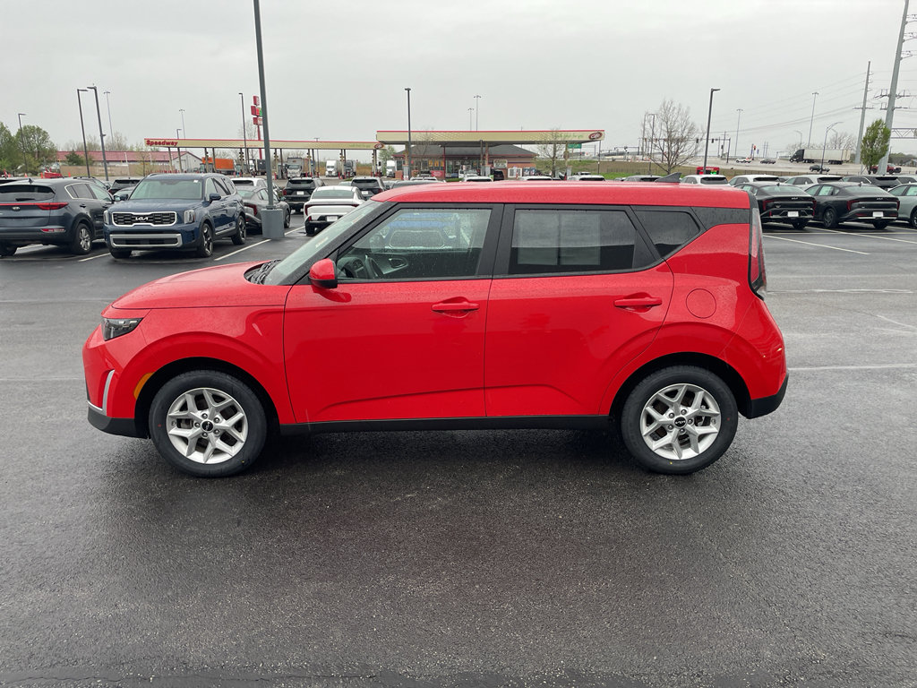 Used 2025 Kia Soul LX w/ LX Technology Package FWD image 3