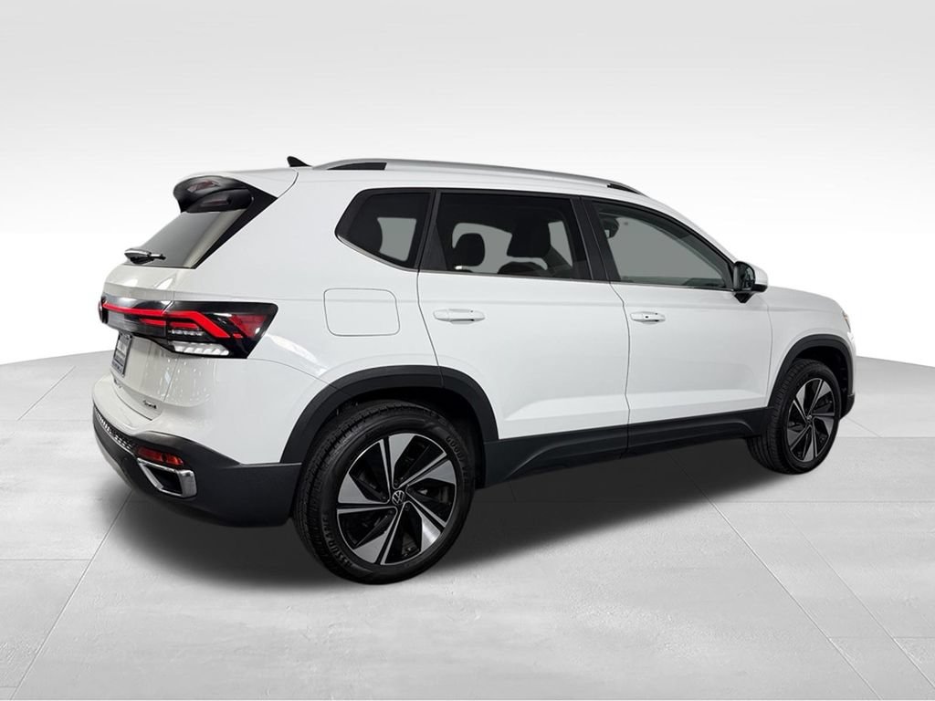 Used 2025 Volkswagen Taos SE AWD/4WD image 6