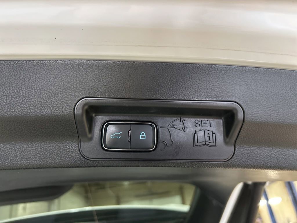 Used 2023 Ford Explorer XLT AWD/4WD image 18