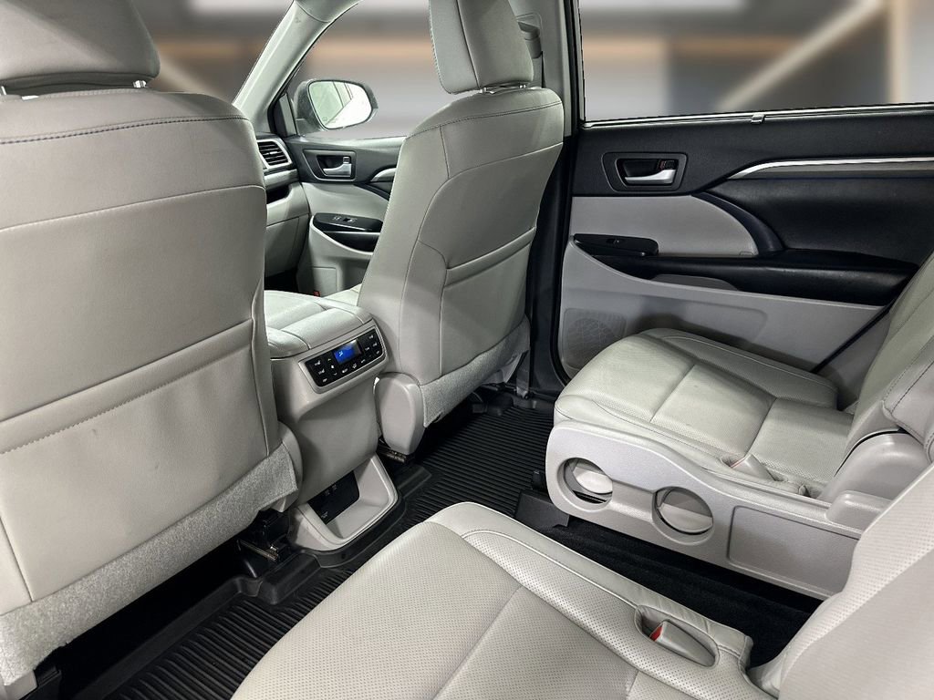 Used 2018 Toyota Highlander Limited Platinum image 12