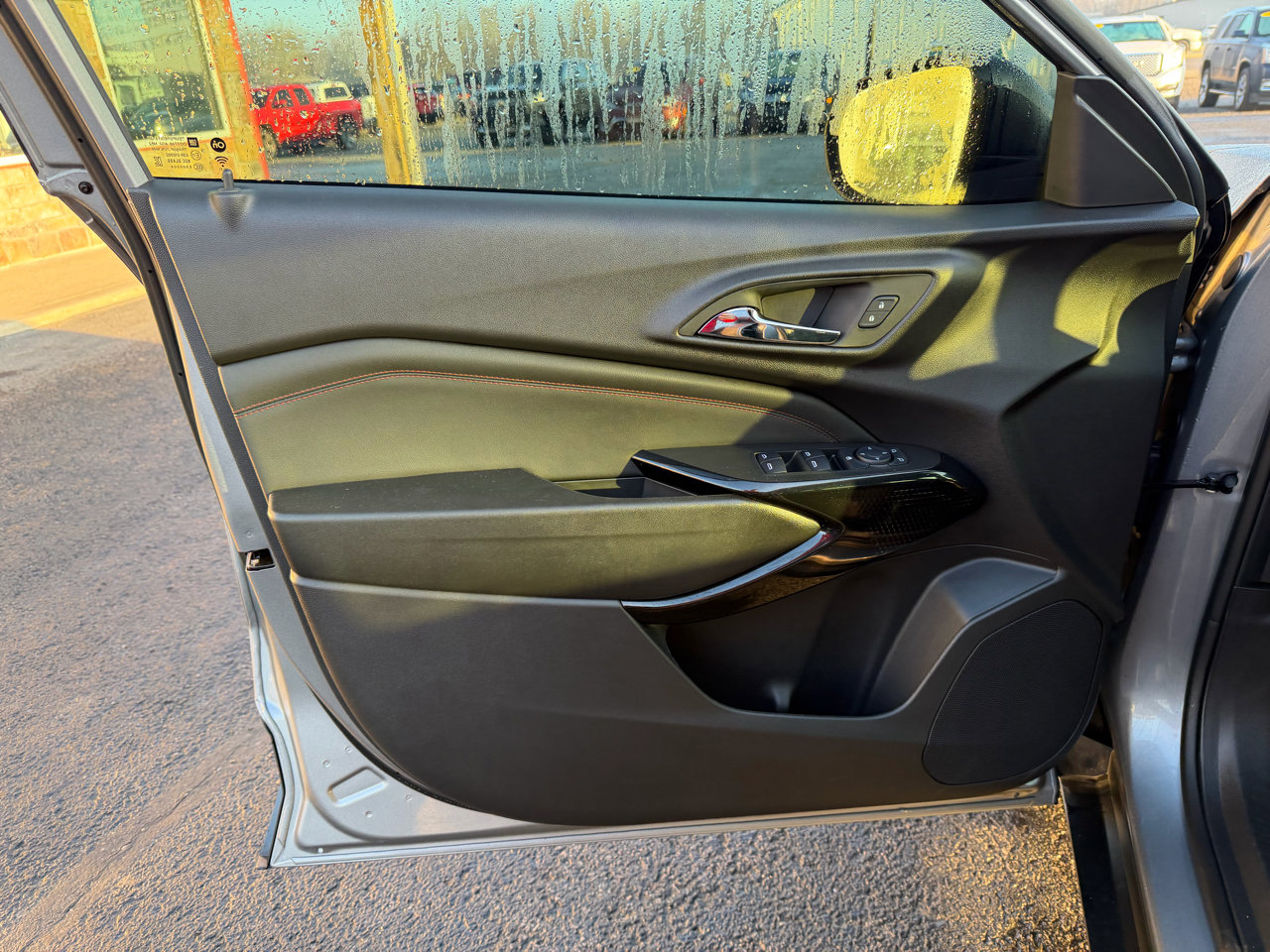 Used 2025 Chevrolet Trax RS w/ Driver Confidence Package image 12