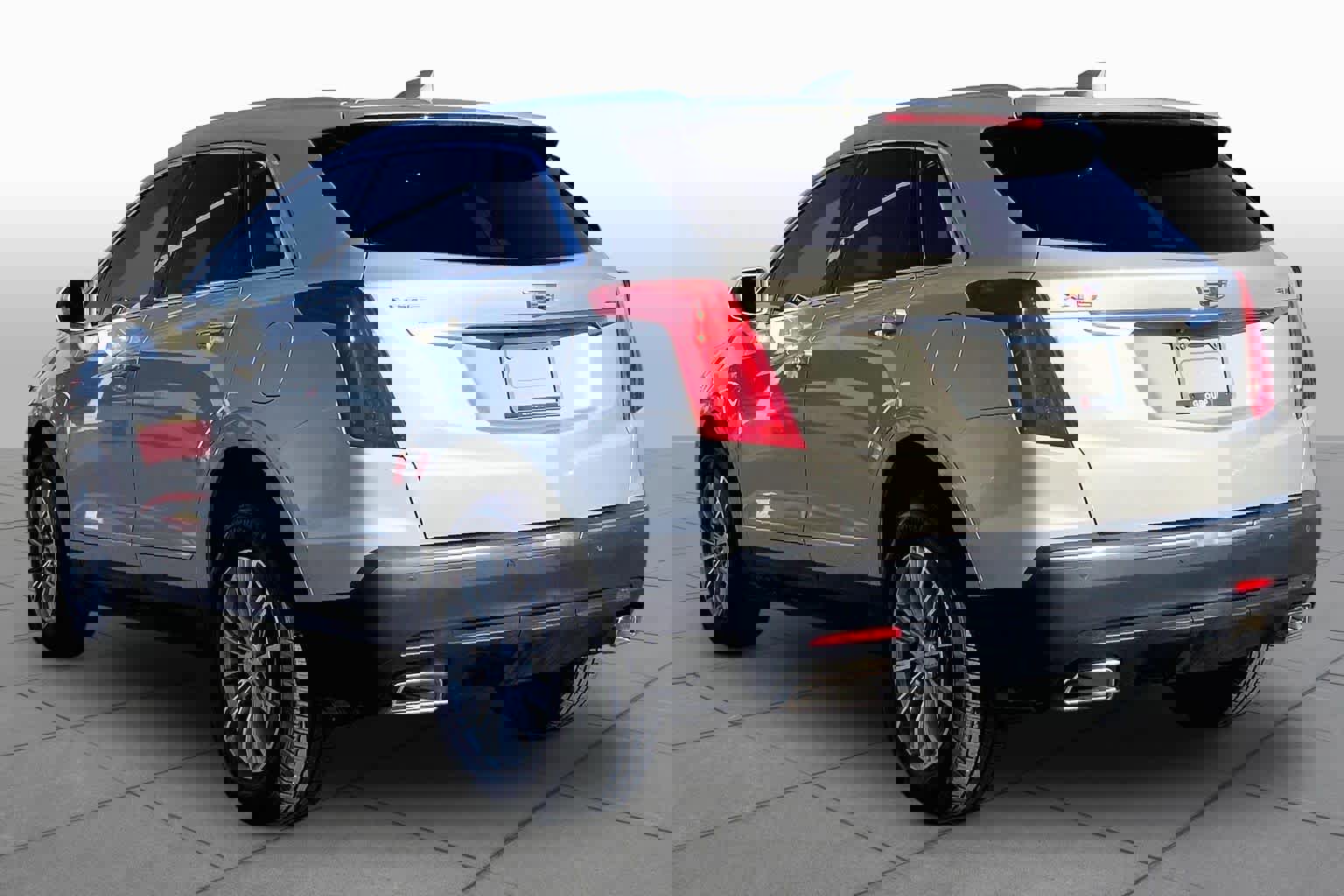 Used 2017 Cadillac XT5 Luxury w/ Driver Awareness Package FWD image 12