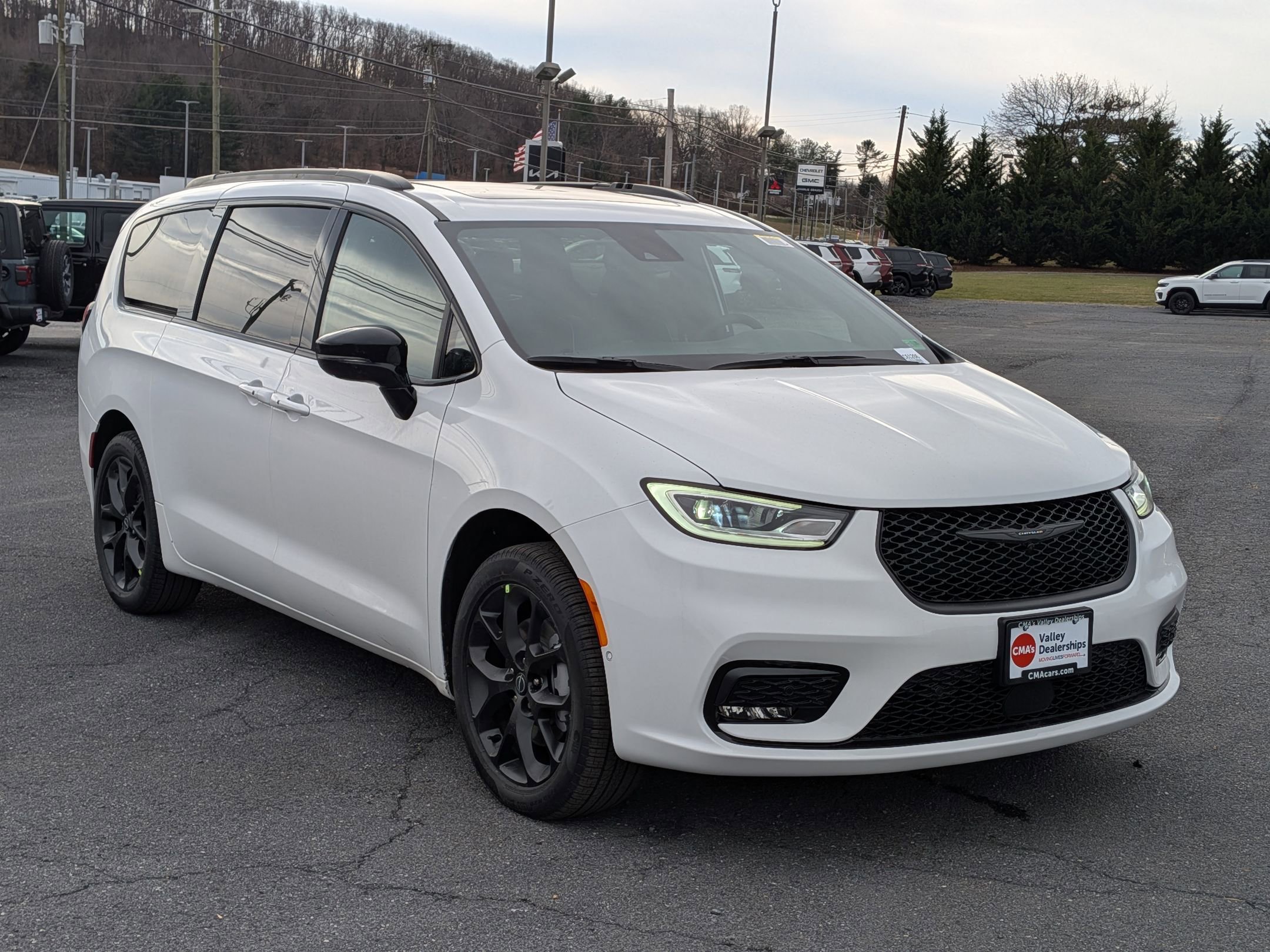 New 2026 Chrysler Pacifica Limited w/ Uconnect Theater Family Group image 3