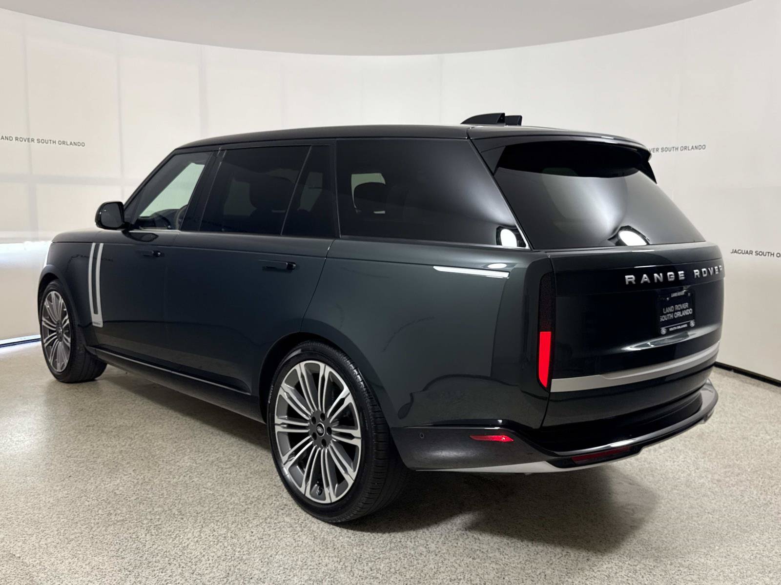 Used 2025 Land Rover Range Rover Long Wheelbase Autobiography AWD/4WD image 3