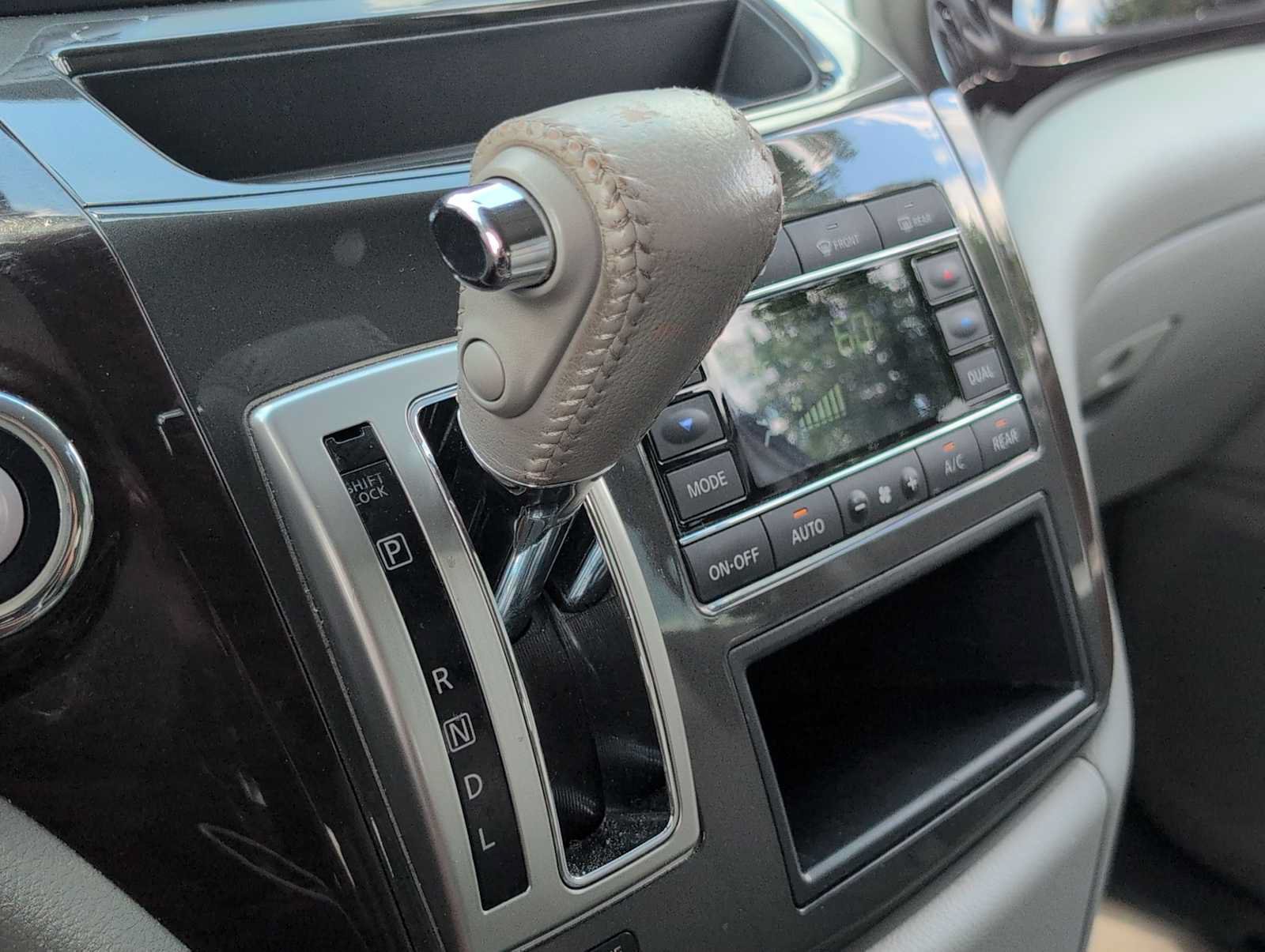 Used 2015 Nissan Quest SL FWD image 29