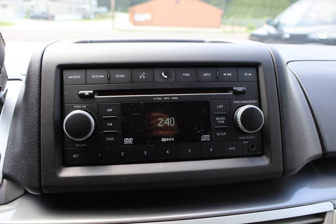 Used 2010 Volkswagen Routan SE FWD image 32