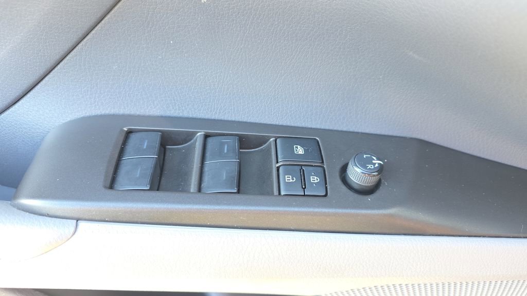 Used 2023 Toyota Camry SE w/ Convenience Package FWD image 18