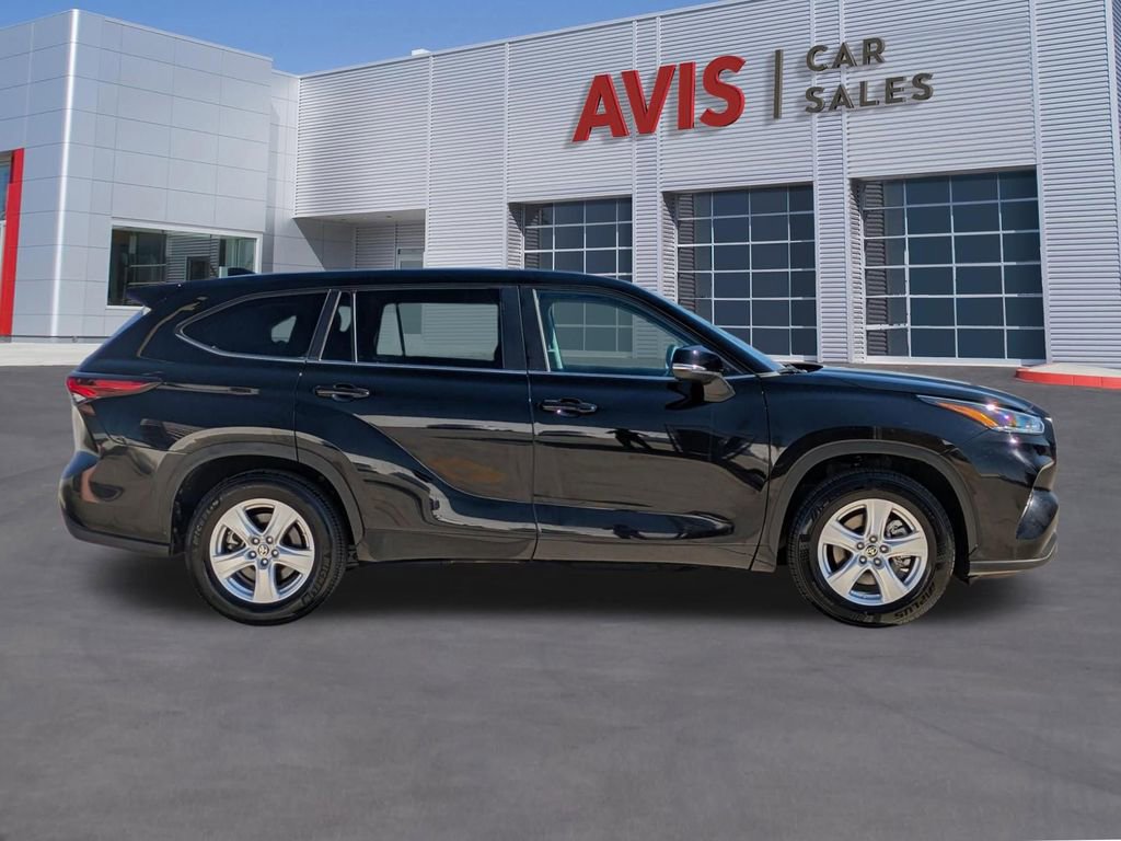 Used 2024 Toyota Highlander LE image 5