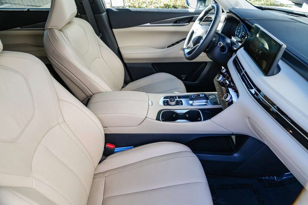 Certified 2025 INFINITI QX60 Luxe w/ Vision Package image 15