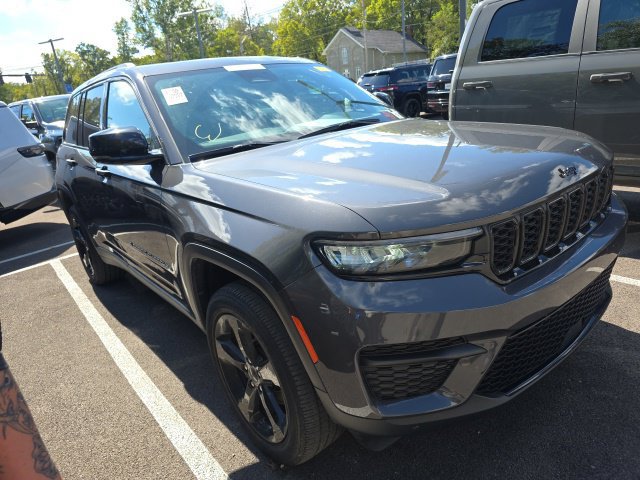 Used 2024 Jeep Grand Cherokee Altitude AWD/4WD image 3
