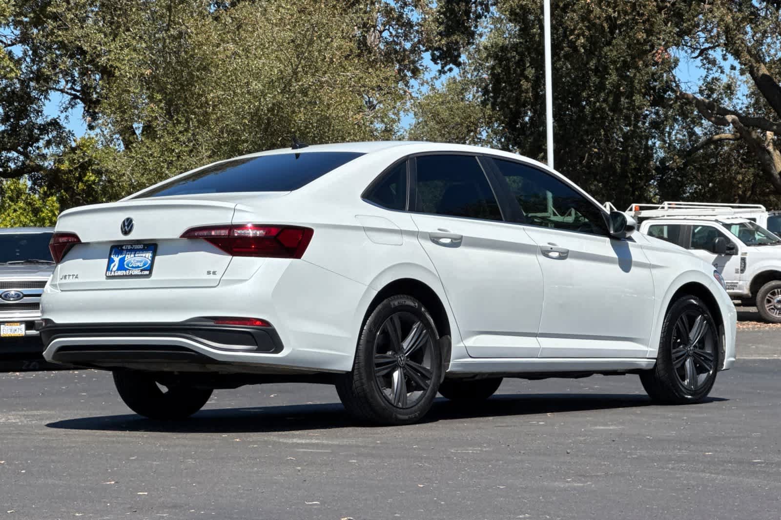 Used 2024 Volkswagen Jetta SE FWD image 2