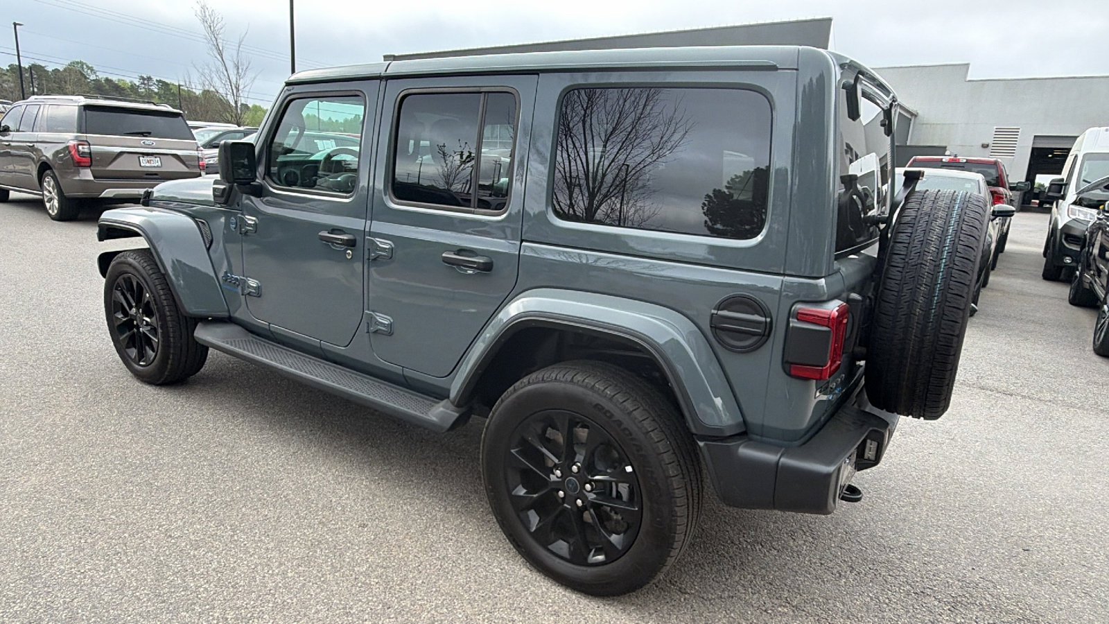 Used 2025 Jeep Wrangler Sahara image 10
