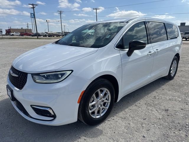 Used 2025 Chrysler Pacifica Select
