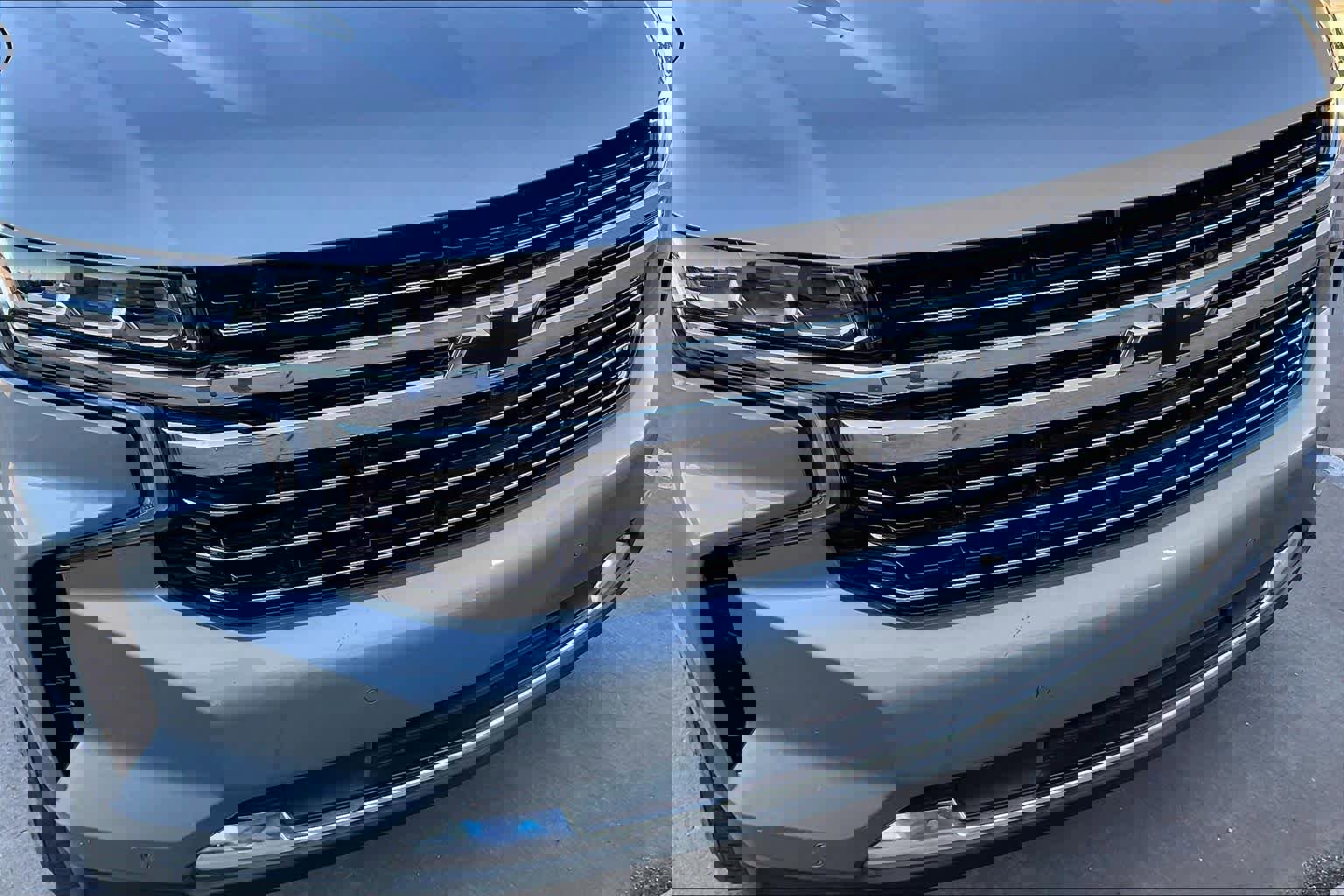 Used 2023 Chevrolet Suburban LT w/ Luxury Package image 28