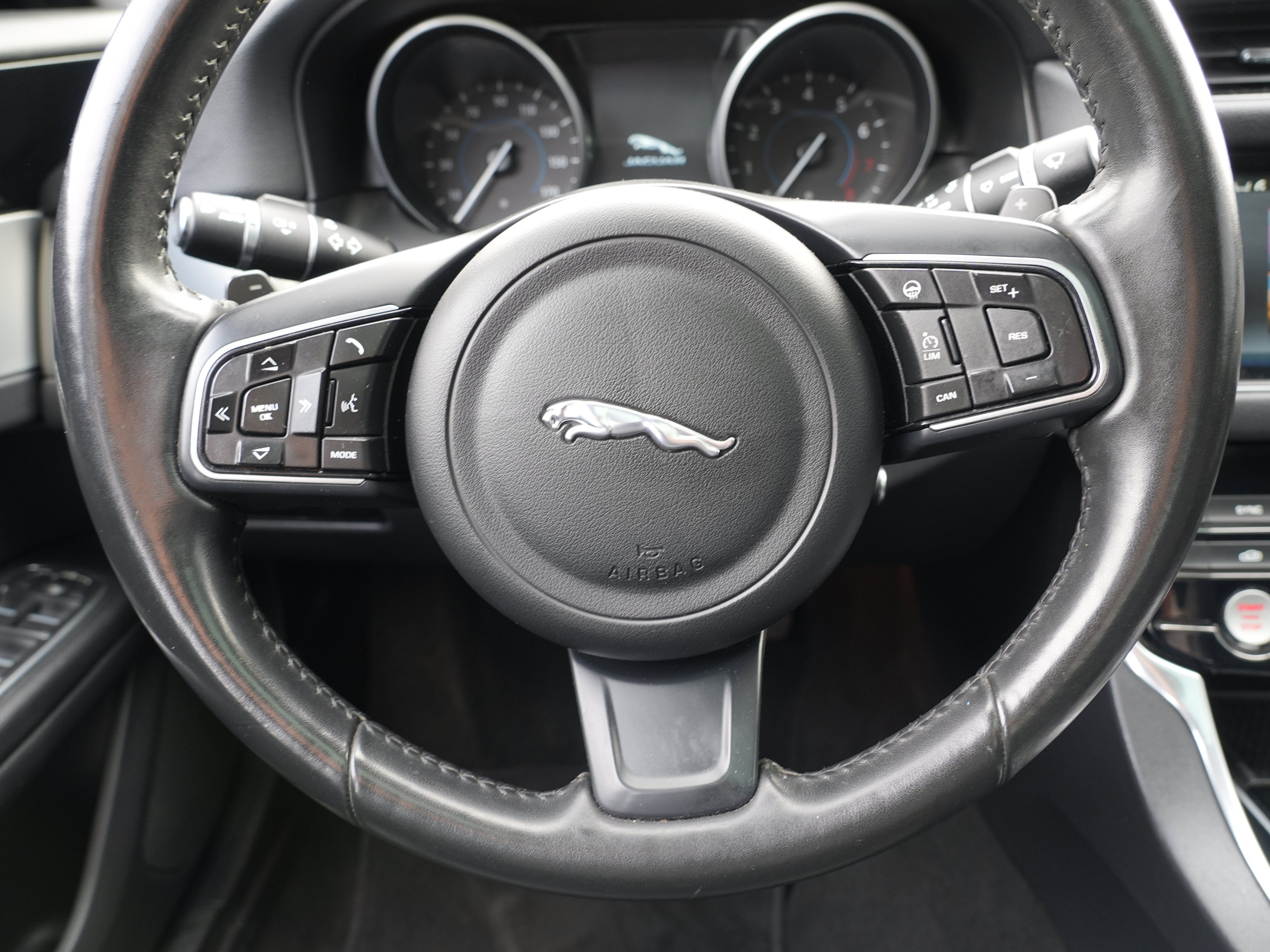 Used 2018 Jaguar XF Premium AWD/4WD image 23