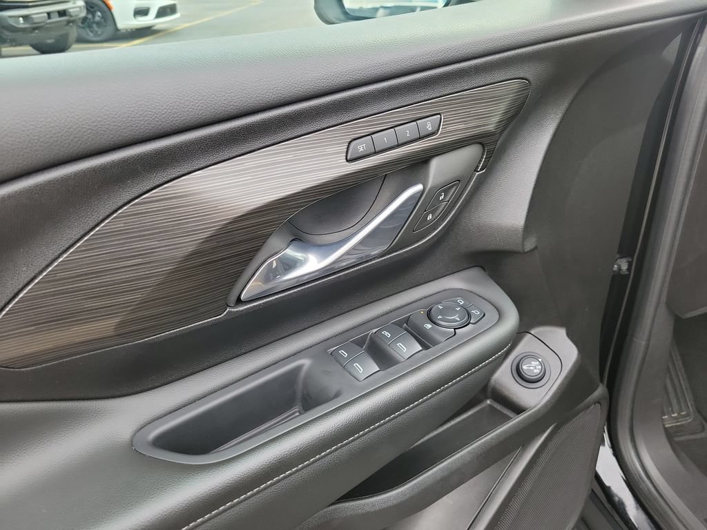 Used 2024 GMC Terrain SLT AWD/4WD image 25