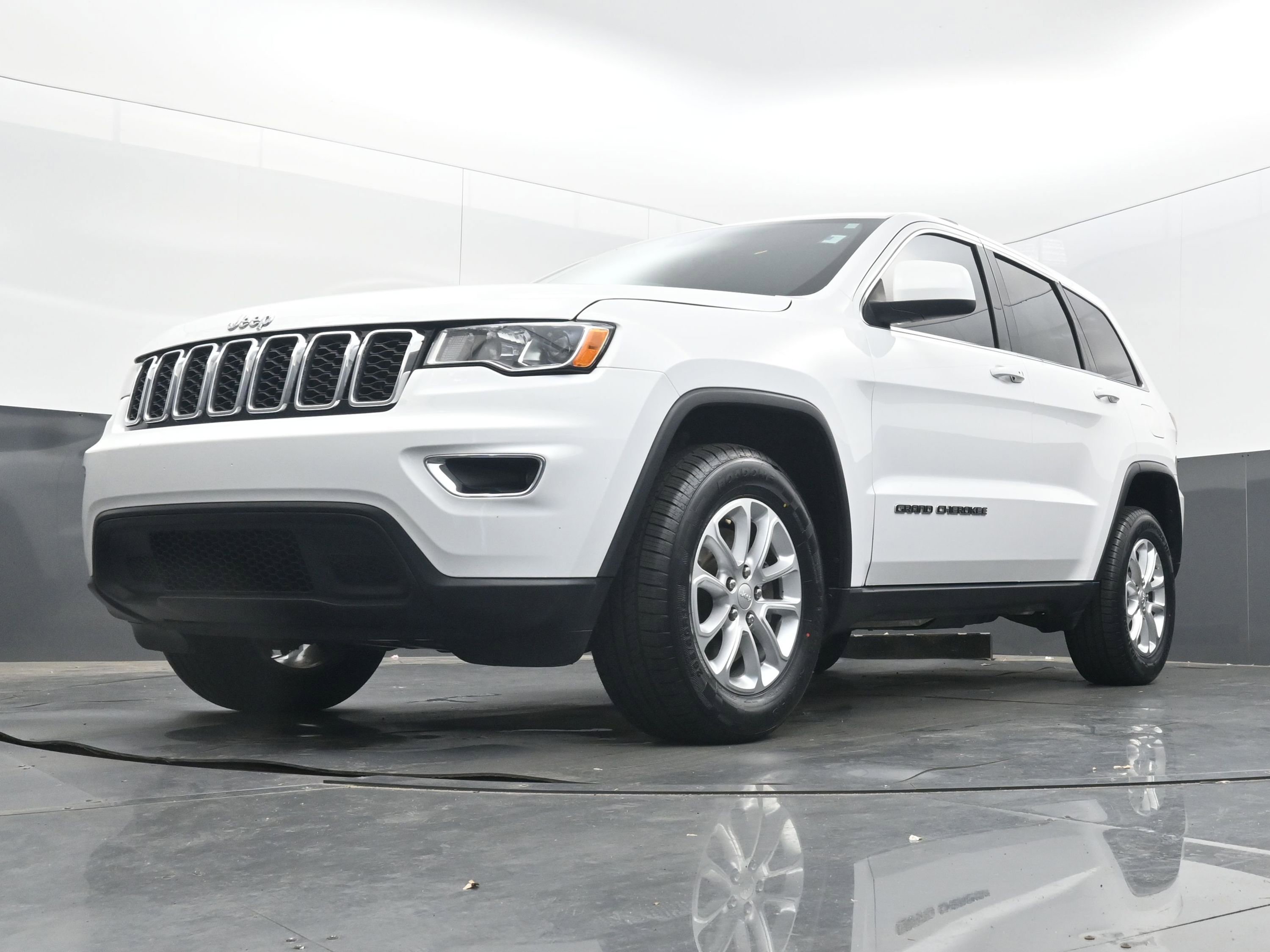Used 2021 Jeep Grand Cherokee Laredo image 24