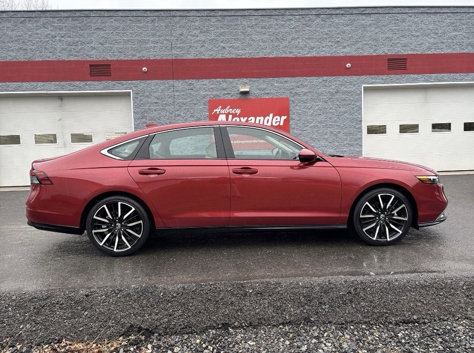 Used 2023 Honda Accord Touring image 2