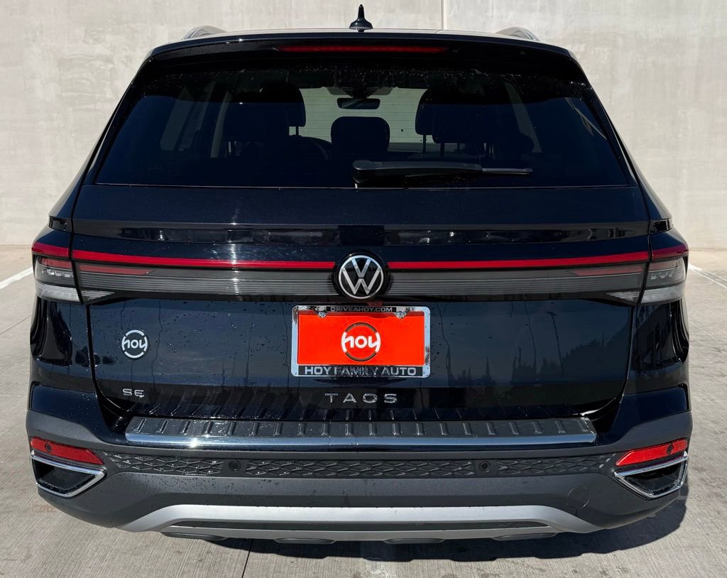 Certified 2025 Volkswagen Taos SE image 4