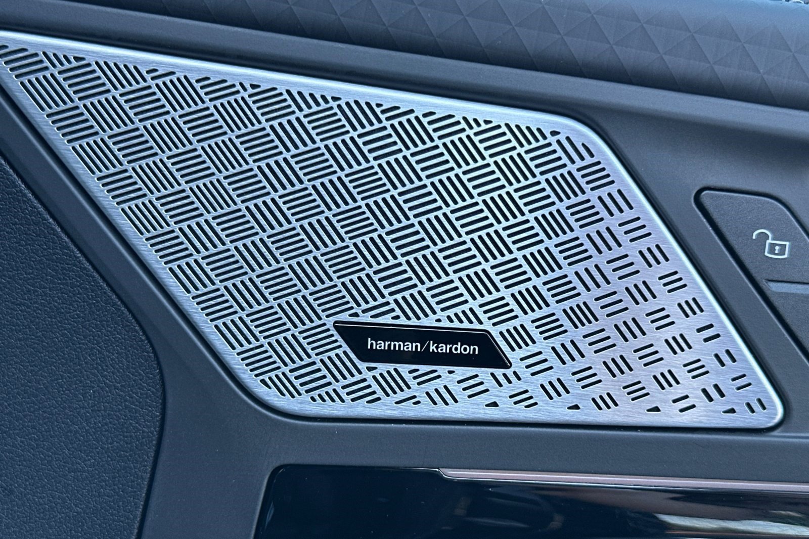 Used 2025 BMW X2 xDrive28i w/ Premium Package image 23