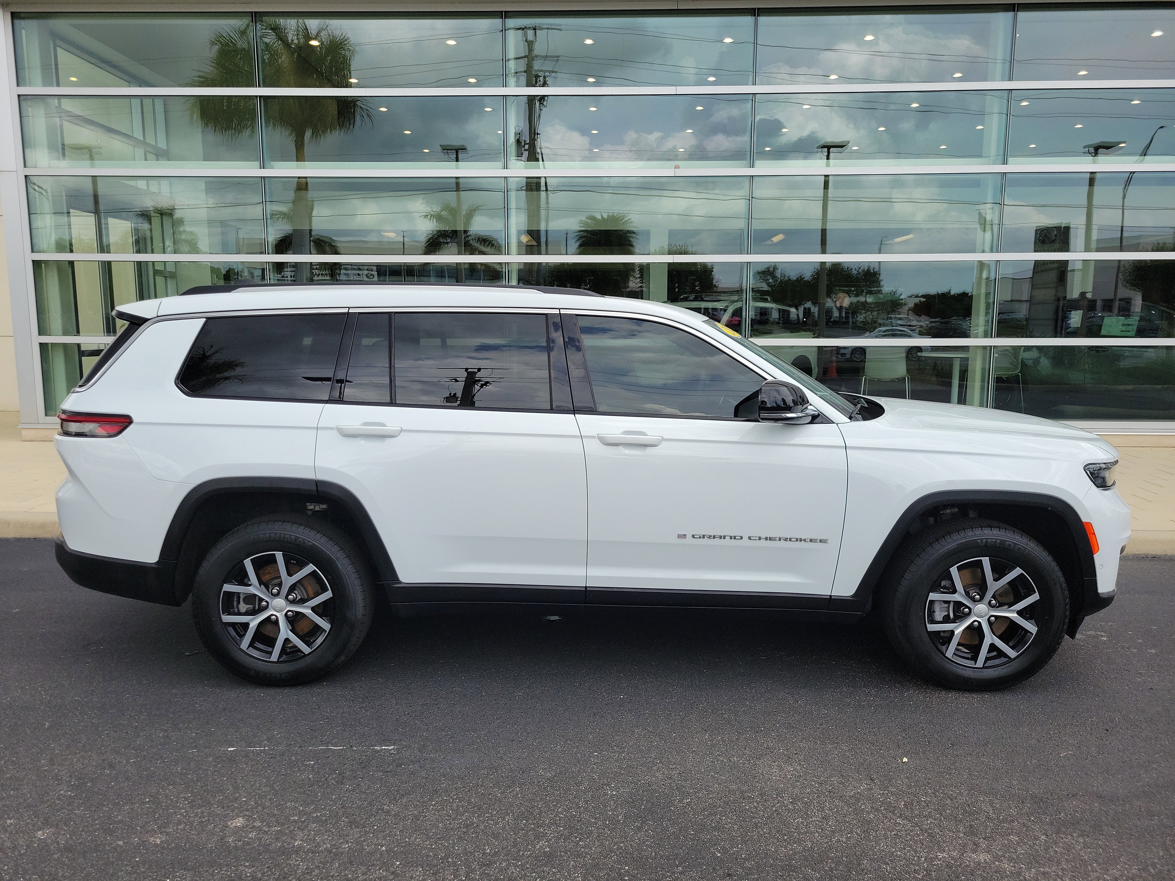 Used 2023 Jeep Grand Cherokee L Limited w/ Luxury Tech Group II AWD/4WD image 3