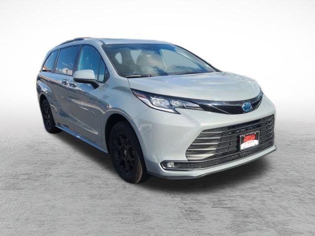 Certified 2025 Toyota Sienna XLE Woodland Edition AWD/4WD image 3