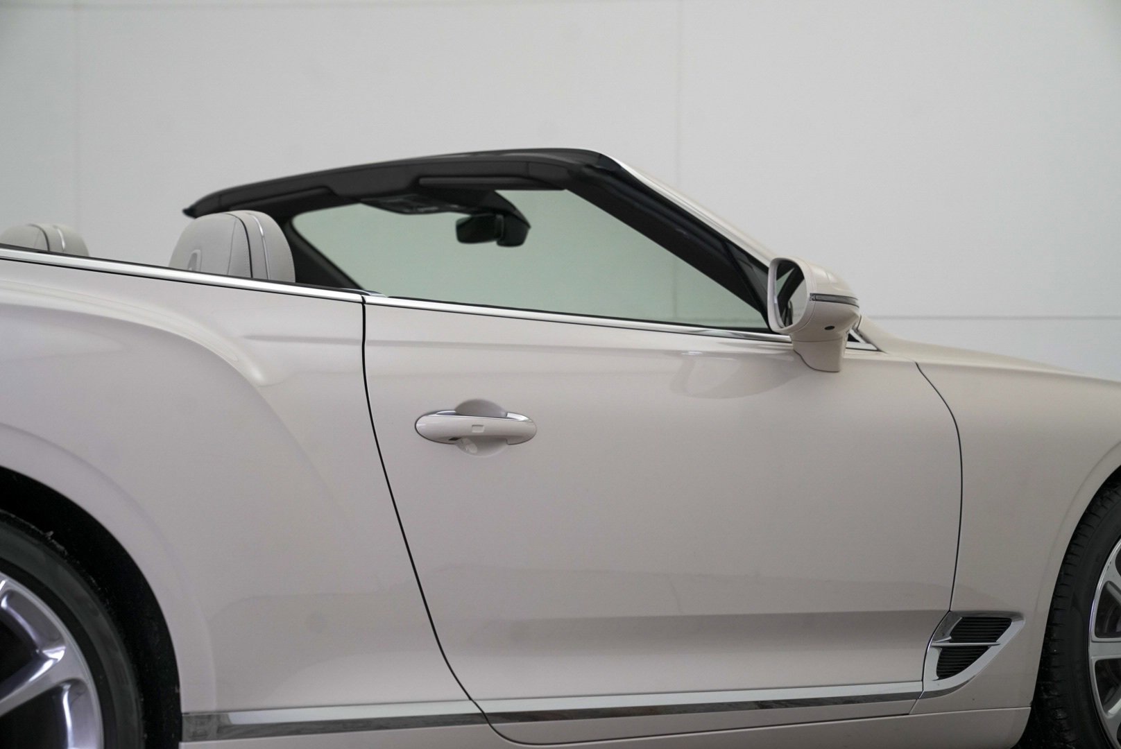 Used 2023 Bentley Continental GT Azure image 80