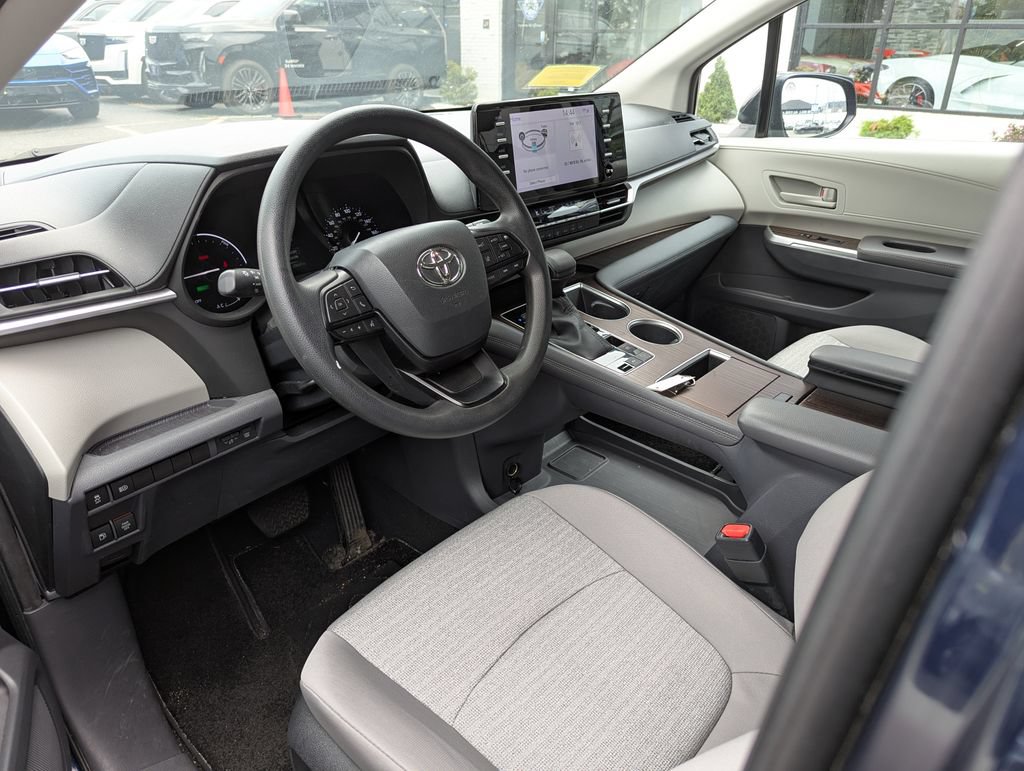 Used 2023 Toyota Sienna LE AWD/4WD image 3
