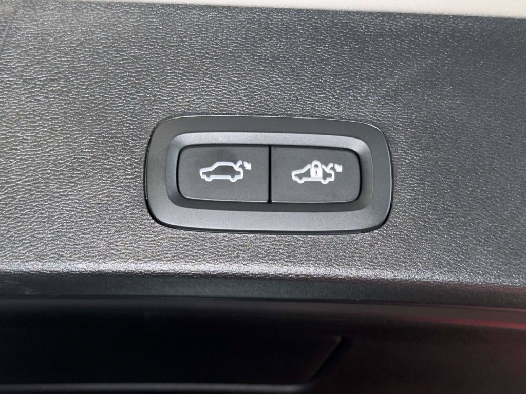 Used 2024 Volvo XC40 B5 Plus AWD/4WD image 18