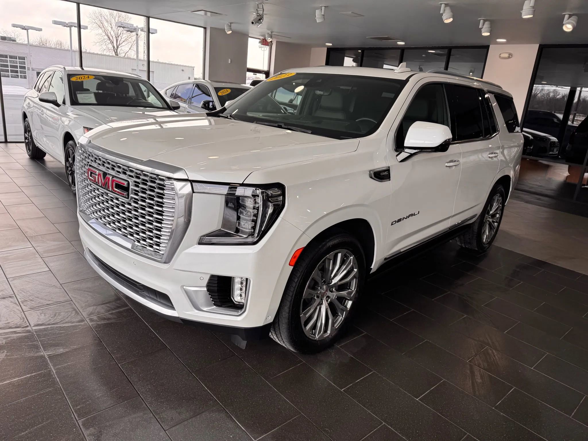 Used 2023 GMC Yukon Denali w/ Denali Reserve Package AWD/4WD image 3