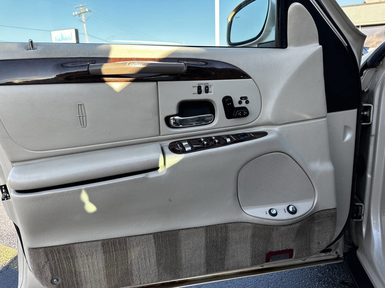 Used 2000 Lincoln Town Car Cartier image 24