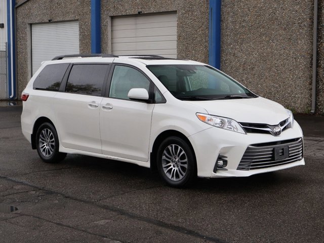 Used 2020 Toyota Sienna XLE w/ XLE Navigation Package FWD image 3