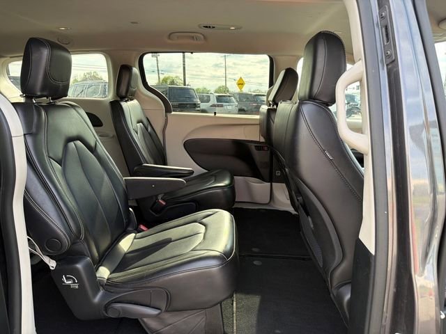 Used 2023 Chrysler Pacifica Touring-L FWD image 29