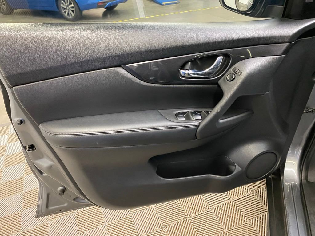 Used 2018 Nissan Rogue SV AWD/4WD image 17