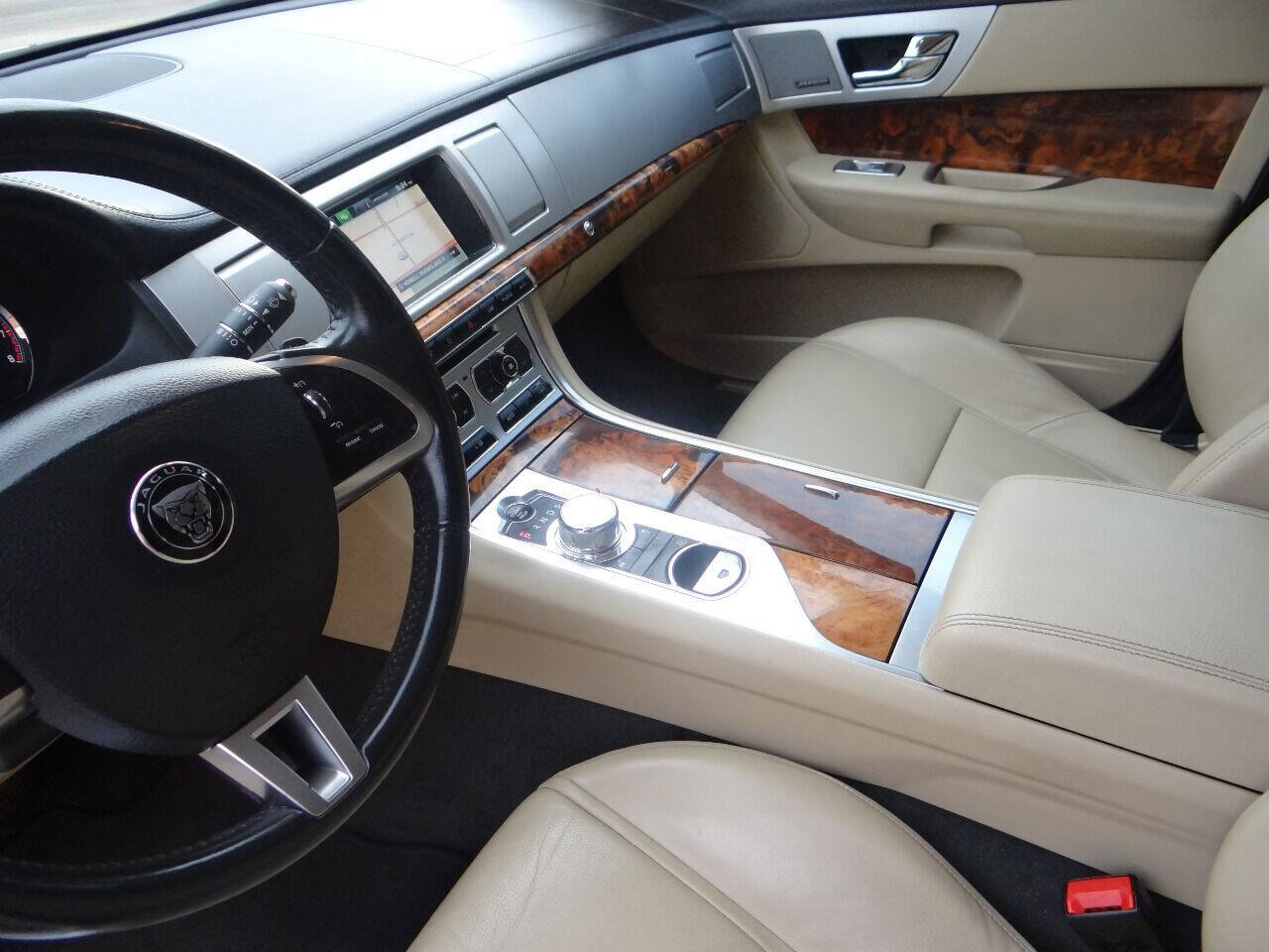 Used 2015 Jaguar XF Premium image 18