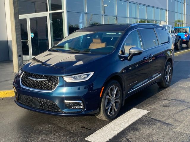 Used 2023 Chrysler Pacifica Pinnacle image 4