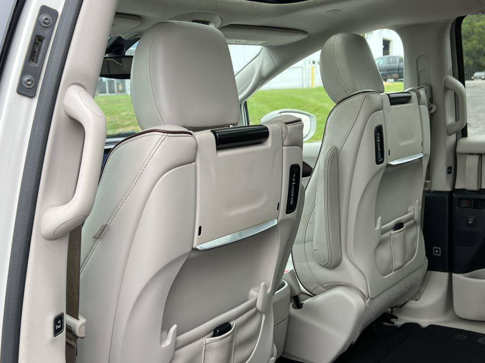 Used 2017 Chrysler Pacifica Limited w/ UConnect Theater Package FWD image 34
