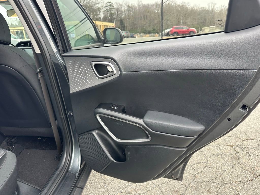 Used 2023 Kia Soul LX w/ LX Technology Package image 18