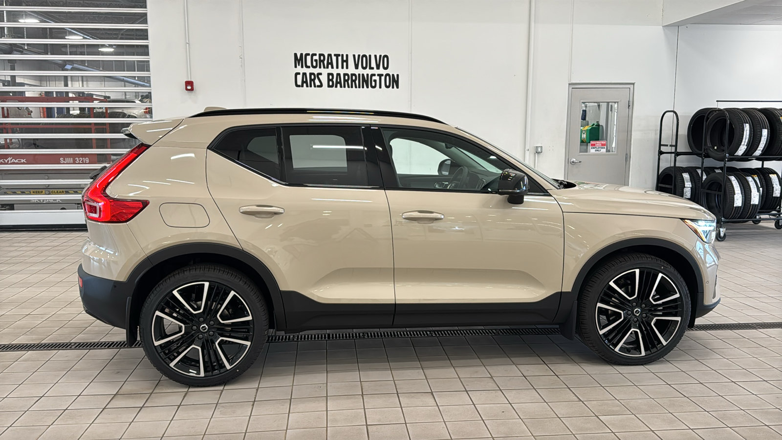 New 2026 Volvo XC40 B5 Ultra w/ Climate Package AWD/4WD image 4