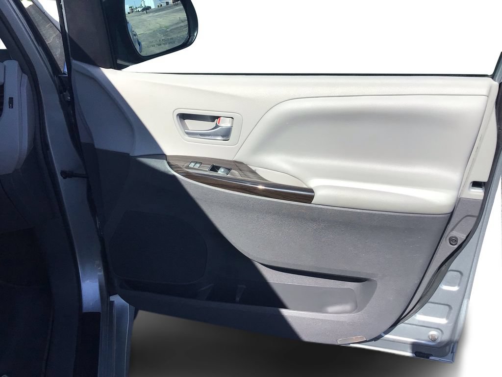Used 2019 Toyota Sienna XLE w/ Carpet Mat Package FWD image 21