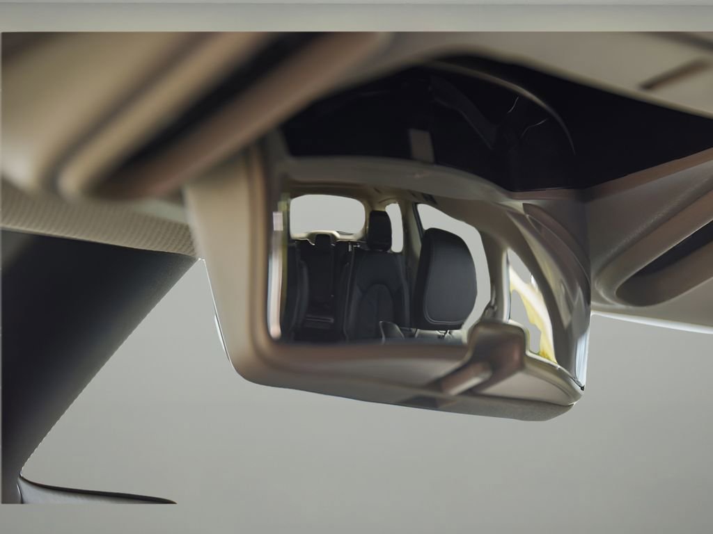 Used 2023 Chrysler Pacifica Limited w/ Uconnect Theater Family Group image 39